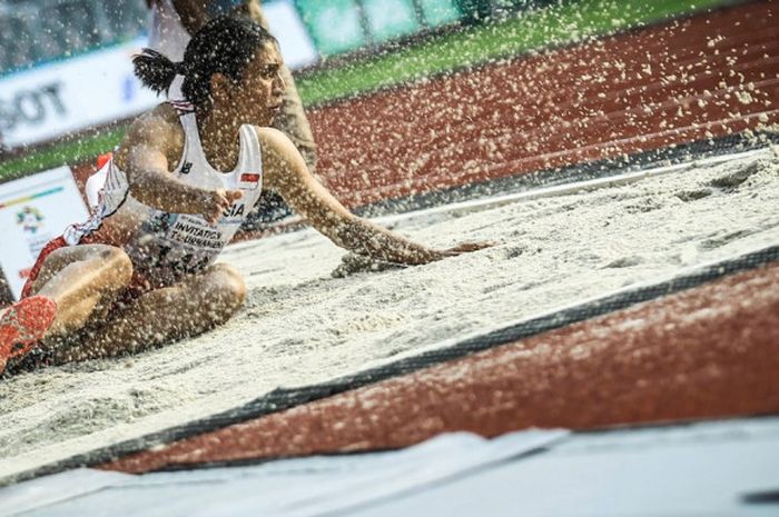 Atlet lompat jauh putri nasional, Maria Natalia Londa,  mendarat di area pasir seusai melakukan lompatan pada babak final test event Asian Games 2018 di Stadion Gelora Bung Karno (SUGBK), Senayan, Jakarta, Minggu (11/2/2018).