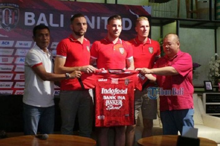 Pelatih Bali United Widodo Cahyono Putro berpose dengan (kiri ke  kanan) Ilija Spasojevic, Kevin Brands, Nick Van Der Velden dan CEO Bali United Yabes Tanuri saat perkenalan pemain baru di Denpasar, Bali, Kamis (14/12/2017). 