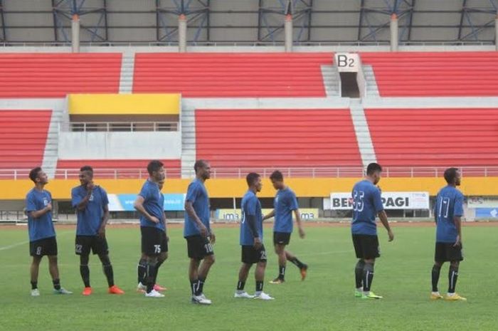 Pemain Sriwijaya FC menjalani sesi latihan sore di Stadion Gelora Sriwijaya, Jakabaring, Palembang, Selasa (23/5/2017). 