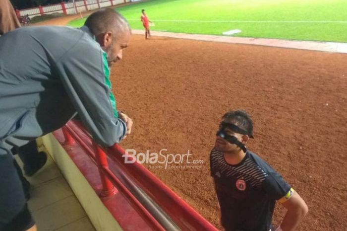 Kiper Persija Jakarta, Andritany Ardhiyasa berbincang dengan pelatih kiper timnas U-23 Indonesia Eduardo Perez, sebelum tampil melawan timnas U-23 Korea Selatan, di Stadion PTIK, Kamis (21/6/2018).