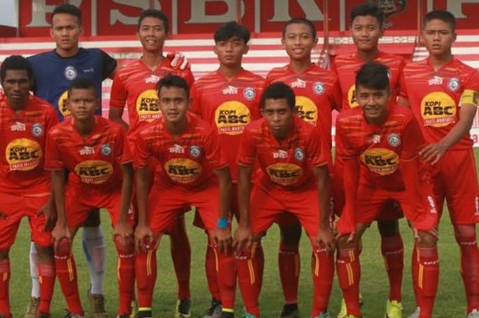 Tim U-17 Arema FC sebelum melawan Perseta Tulungagung U-17 pada laga Grup E Piala Soeratin 2017 Regional Jawa Timur di Gelora Soeprijadi, Kota Blitar, Minggu (21/5/2017). 