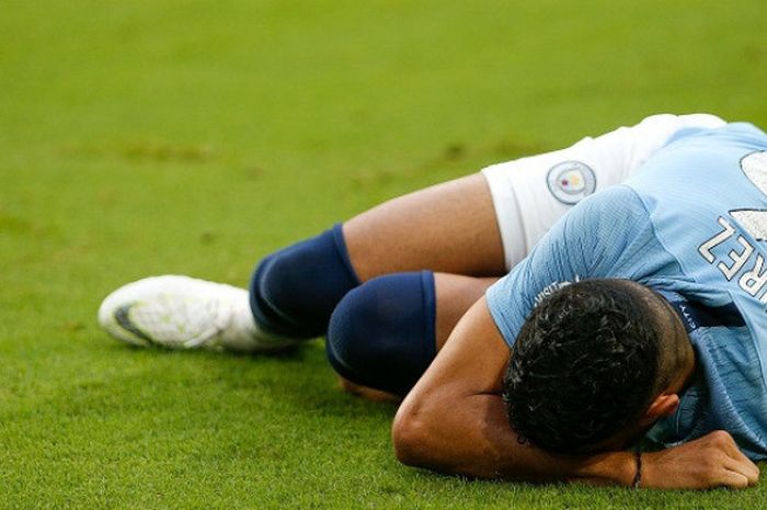 Pemain Manchester City, Riyad Mahrez, mengalami cedera dalam laga International Champions Cup kontra Bayern Muenchen di Stadion Hard Rock, Miami, Florida, Amerika Serikat pada 28 Juli 2018.
