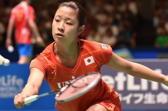  Pebulu tangkis tunggal putri Jepang, Nozomi Okuhara, mengembalikan bola pukulan lawan yang juga rekan senegara, Akane Yamaguchi, pada babak perempat final turnamen Jepang Terbuka di Tokyo Metropolitan Gymnasium, Tokyo, Jepang, Jumat (23/9/2016). 