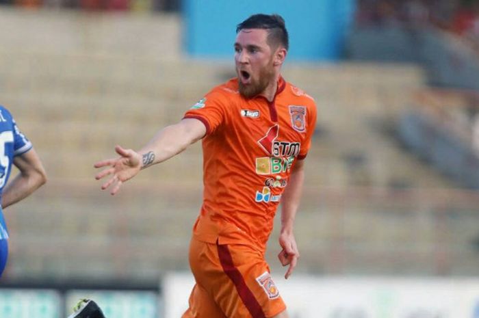 Marquee player Borneo FC, Shane Smeltz, usai mencetak gol tunggal ke gawang Persiba Balikpapan, Senin (25/9/2017)