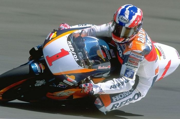  Pebalap GP 500 dari tim Repsol Honda, Michael Doohan, membesut motornya di sebuah tikungan dalam gelaran GP Indonesia yang digelar di Sirkuit Sentul, (7/4/1996). 