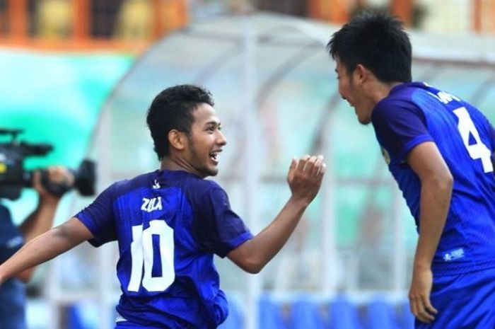 Pemain Jawa Barat, Gian Zola (kiri), merayakan golnya ke gawang Papua pada semifinal PON 2016 di Stadion Wibawa Mukti, Cikarang, Kabupaten Bekasi, Senin (26/9/2016).