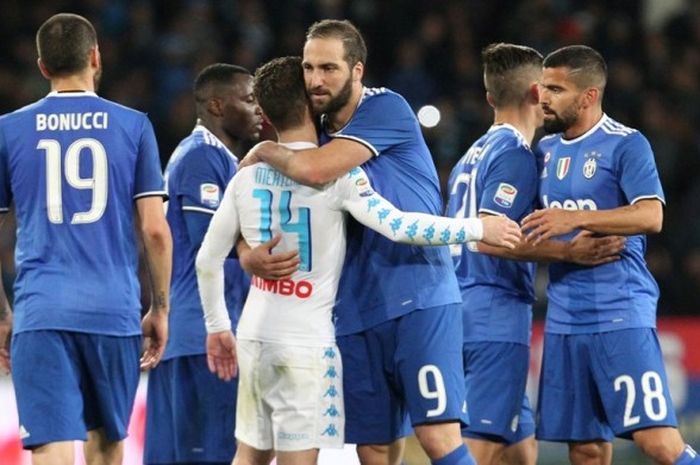 Penyerang Juventus, Gonzalo Higuain, memeluk pemain Napoli, Dries Mertens, seusai pertandingan Serie A di Stadion San Paolo, Naples, Italia, pada 2 April 2017.