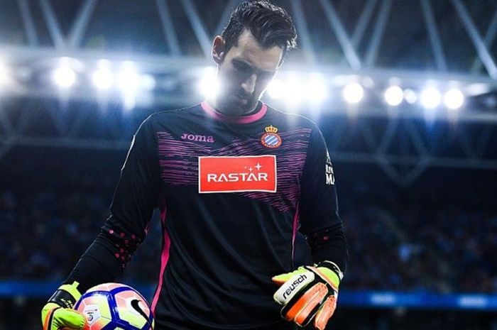 Kiper Espanyol, Diego Lopez, dalam pertandingan La Liga 2016-2017 menghadapi Real Madrid di Stadion RCDE, Barcelona Spanyol, pada 18 September 2016.