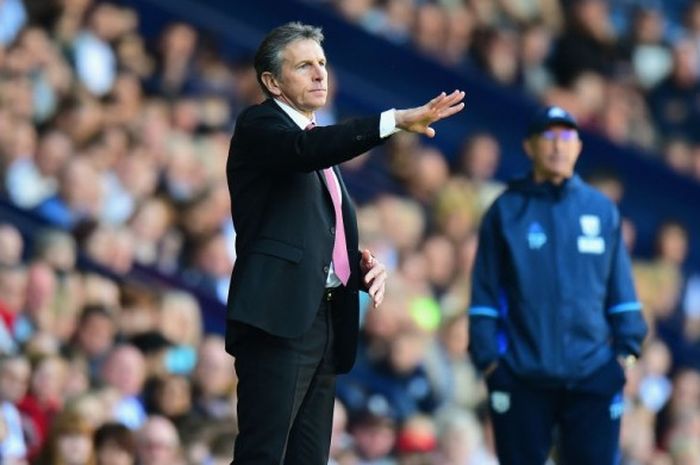 Manajer Southampton, Claude Puel, mendampingi anak-anak asuhnya dalam laga Premier League kontra West Bromwich Albion di The Hawthorns, West Bromwich, Inggris, pada 8 April 2017.