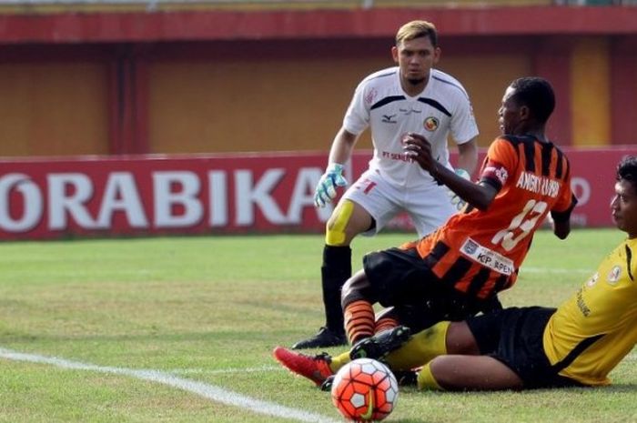 Kiper Semen Padang, Muhuammad Ridwan, beraksi kontra Perseru Serui pada laga Piala Presiden 2017.