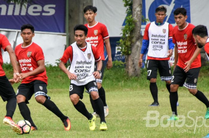 Para pemain Bali United dalam sesi latihan, Rabu (6/12/2017) pagi di Lapangan Trisakti, Legian.