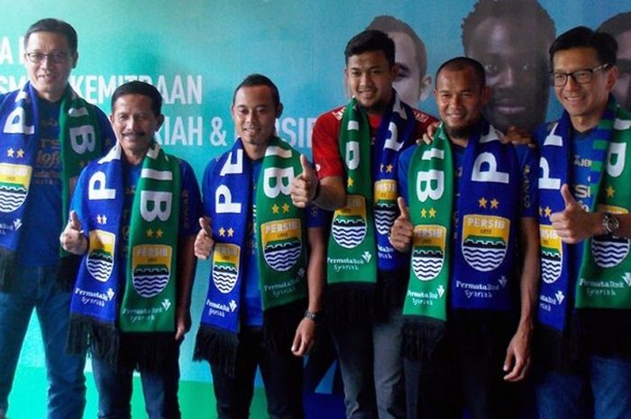 CEO PT Persib Bandung Bermartabat, Teddy Tjahyono(kanan) dan Direktur Bank Permata Syariah, Achmad K.Permana (kiri) bersama pelatih Persib, Djadjang Nurdjaman, Atep, Supardi, dan M.Natsir.