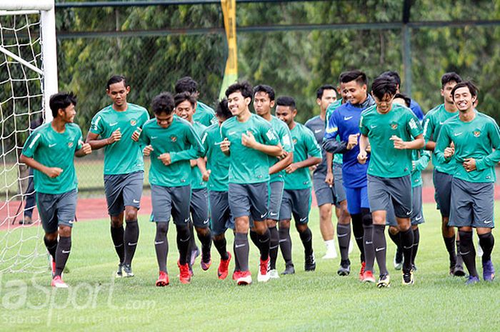 Timnas U-19 melakukan pemanasan saat mengikuti pemusatan pelatihan di lapangan Universitas Negeri Yogyakarta, Sabtu (19/5/2018).