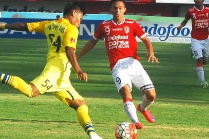 Bek Persegres, Wismoyo Widhistio Putro yang akan menendang bola dan coba diadang pemain Bali United, Alsan Sanda di Stadion Kapten I Wayan Dipta, Gianyar, Senin (1/8/2016). 