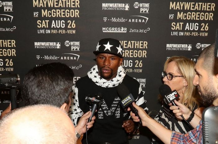 Petinju Amerika Serikat (AS), Floyd Mayweather saat menghadiri acara World Press Tour untuk laga tinju melawan Conor McGregor di Barclays Center, Brooklyn, New York, Senin (31/7/2017).