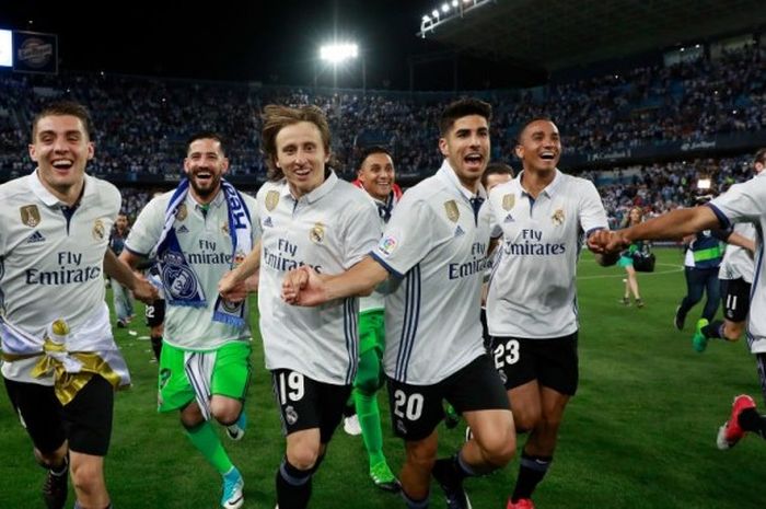 Para pemain Real Madrid saat merayakan kemenangan La Liga atau Liga Spanyol 2016-2017 melawan Malaga di Stadion La Rosaleda, Malaga, Spanyol, pada 21 Mei 2017. 
