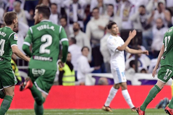 Gelandang Leganes, Javier Eraso (kanan), merayakan gol yang dia cetak ke gawang Real Madrid dalam laga leg kedua perempat final Copa del Rey di Stadion Santiago Bernabeu, Madrid, Spanyol, pada 24 Januari 2018.