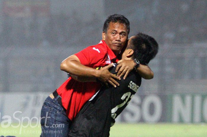 Pelatih caretaker Mitra Kukar, Sukardi (merah) meluapkan kegembiraan dengan kiper Joice Sorongan saat memenangi laga kontra Persela, Senin (21/8/2017) di stadion Surajaya Lamongan.