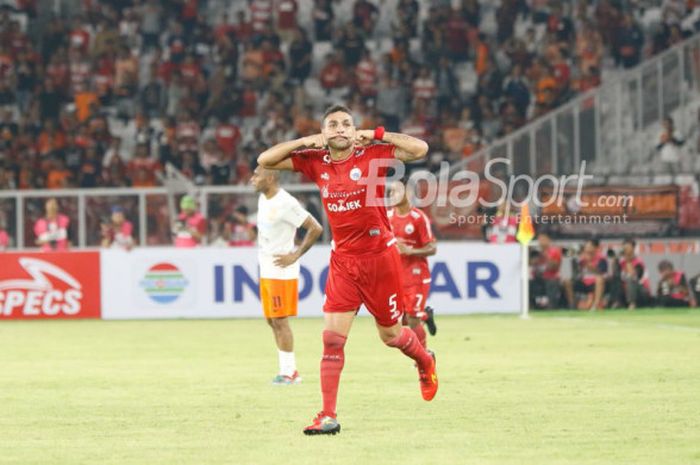 Selebrasi bek Persija Jakarta, Jaimerson Da Silva seusai membobol gawang Borneo FC pada laga pekan keempat Liga 1 2018 di SUGBK, Sabtu (14/4/2018). 