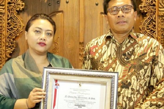 Bupati Tabanan Bali mendapatkan penghargaan dari Menpora Imam Nahrawi