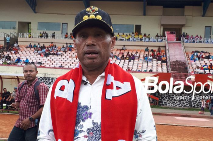 Walikota Jayapura, Benhur Tomi Mano, saat menghadiri Bhayangkara Papua Football Festival di Stadion Mandala, Jayapura, Kamis (14/12/2017).