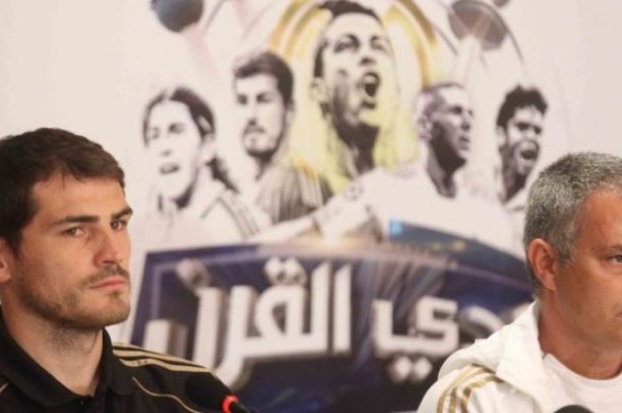 Iker Casillas (kiri) dan Jose Mourinho saat masih membela Real Madrid. Mereka menghadiri konferensi pers menjelang laga persahabatan kontra timnas Kuwait di Stadion Al-Kuwait SC, Kuwait City, 15 Mei 2012.