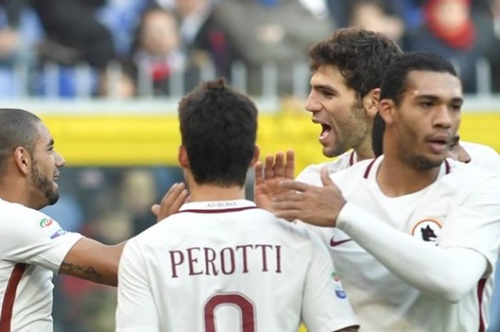 Para pemain AS Roma merayakan gol ke gawang Genoa pada partai lanjutan Serie A di Stadion Luigi Ferraris, Minggu (8/1/2017).