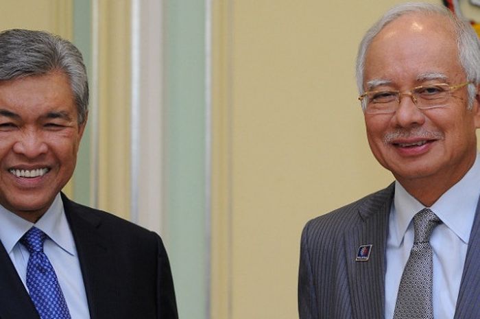 Perdana Menteri Malaysia Najib Razak (kanan) berjabat tangan dengan wakilnya, Ahmad Zahid Hamidi di Putrajaya, Malaysia, 28 Juli 2015.