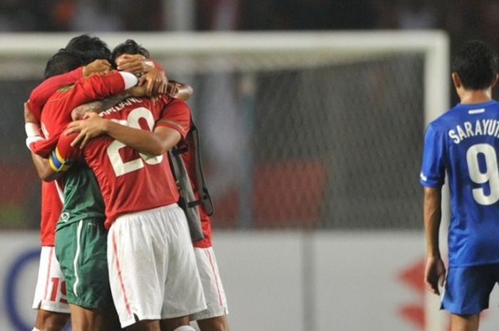 Para pemain Timnas Indonesia merayakan kemenangan atas Thailand pada fase grup Piala AFF 2010 di Stadion Utama Gelora Bung Karno (GBK), Jakarta.
