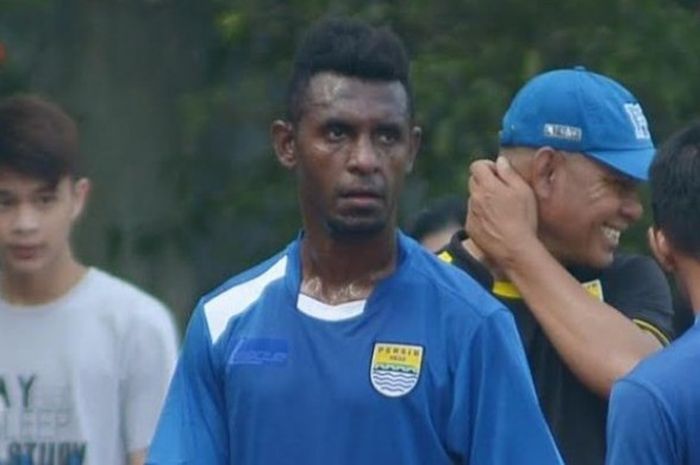 Bek Rudolof Yanto Basna siap berjuang maksimal bersama Persib pada ISC A 2016. 