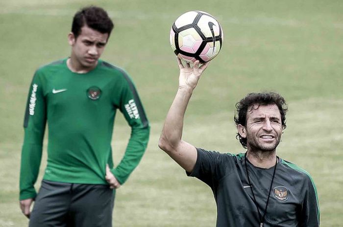 Pelatih Timnas Indonesia, Luis Milla saat menjalani pemusatan latihan timnas U-23 Indonesia di lapan