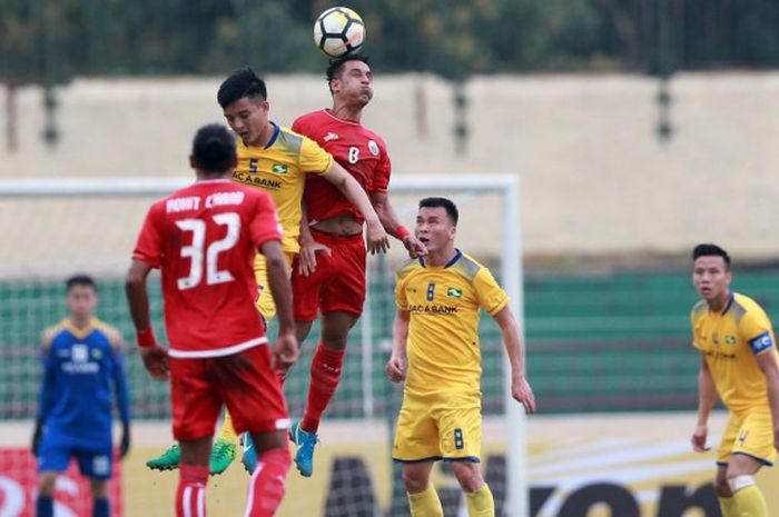  Penyerang Persija Jakarta, Addison Alves, berduel udara dengan pemain Song Lam Nghe An pada laga ketiga penyisihan Grup H Piala AFC 2018 di Stadion Vinh, Selasa (6/3/2018) 