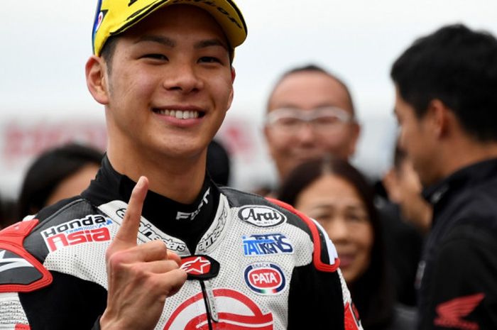 Pebalap Moto2 asal Jepang yang membela tim Kalex, Takaaki Nakagami, bereaksi setelah meraih posisi pole pada GP Jepang di Sirkuit Twin Ring Motegi, 14 Oktober 2017.