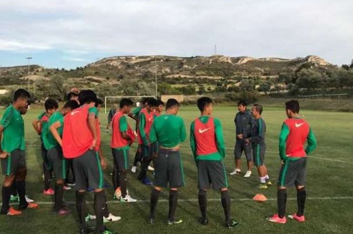 Timnas U-19 Indonesia berlatih di Stade Municipal, Marseille, pada Senin (29/5/2017) malam waktu setempat.