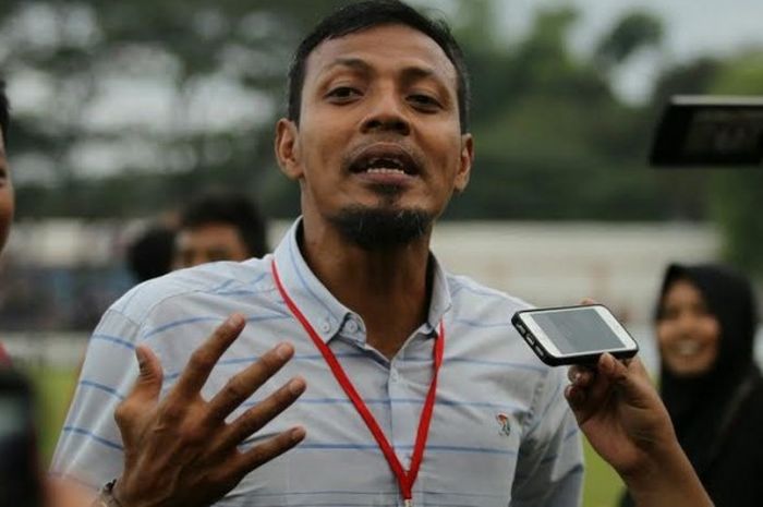 Ekspresi pelatih Persik Kediri, Bejo Sugiantoro yang kecewa ke wasit saat timnya dijamu PS Mojokerto Putra pada laga Grup 6 Liga 2 di Stadion Gajahmada, Mojosari, Sabtu (6/5/2017) sore. 