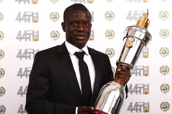 Gelandang Chelsea, N'Golo Kante, meraih penghargaan Pemain Terbaik dari Asosiasi Pesepak Bola Profesional Inggris (PFA).