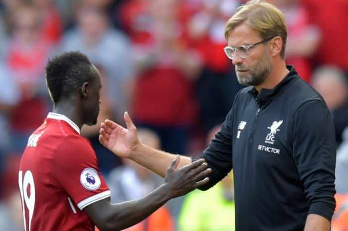 Sadio Mane (kiri) bersalaman dengan pelatih Juergen Klopp seusai duel Liga Inggris antara Liverpool lawan Arsenal di Anfield, 27 Agustus 2017.