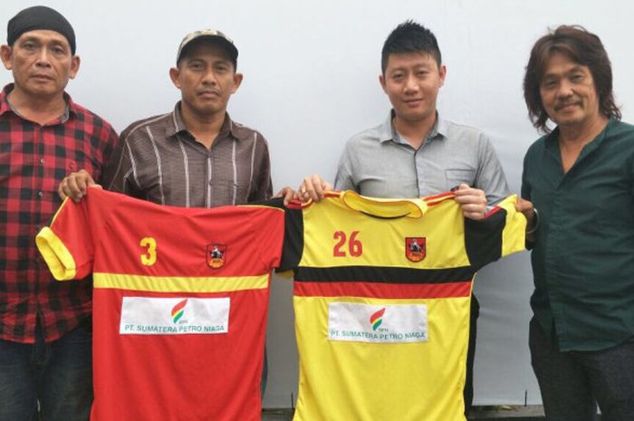 Pengurus Gumarang FC Medan berfoto bersama pihak sponsor PT Sumatera Petro Niaga, Senin (31/7/2017) malam di Amaliun Foodcourt. Sambil memegang jersey tanding Gumarang FC yang sudah terpasang logo sponsor.