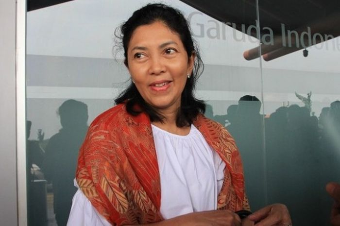 Ibunda Rio Haryanto, Indah Pennywati saat mengantarkan putranya berangkat ke Barcelona di Bandara Internasional Soekarno Hatta, Jakarta, Jumat (19/2/2016).