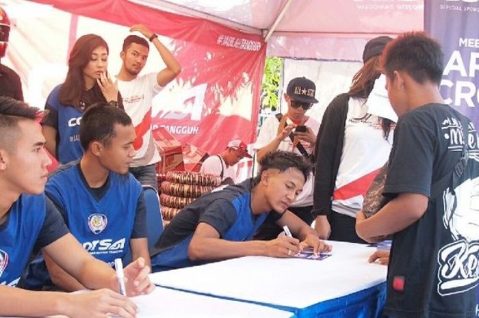 Para pemain Arema di booth Meet and Great di acara Mogu-Mogu Corsa Motorsport Festival 2016 di halaman luar Stadion Gajayana Kota Malang pada Minggu (28/5/2016).