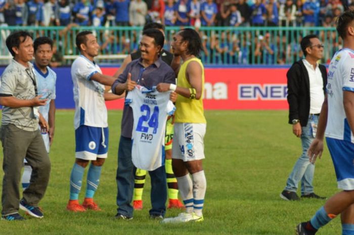 Pelatih PSCS Cilacap saat mendapatkan jersey pemain Persib Bandung, Hariono, seusai babak 64 besar Piala Indonesia 2018 di Stadion Wijayakusuma, Rabu (5/12/2018) sore WIB.