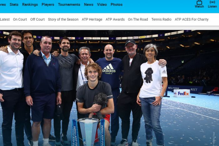 Petenis Jerman Alexander Zverev (berlutut) merayakan kemenangan di ATP Finals 2018 bersama keluarga dekat pada Minggu (18/11/2018) di O2 Arena, London, Inggris.