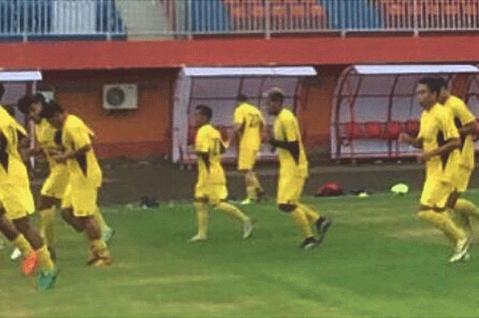 Uji coba lapapangan pemain Semen Padang di stadion gelora Ratu Pamelengan pamekasan madura