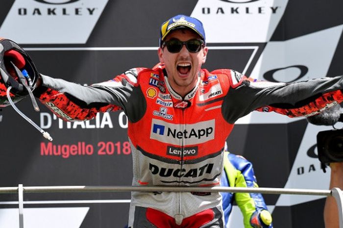  Pebalap Ducati, Jorge Lorenzo, berpose di podium setelah finis pertama pada GP Italia di Sirkuit Mugello, Minggu (4/6/2018). 