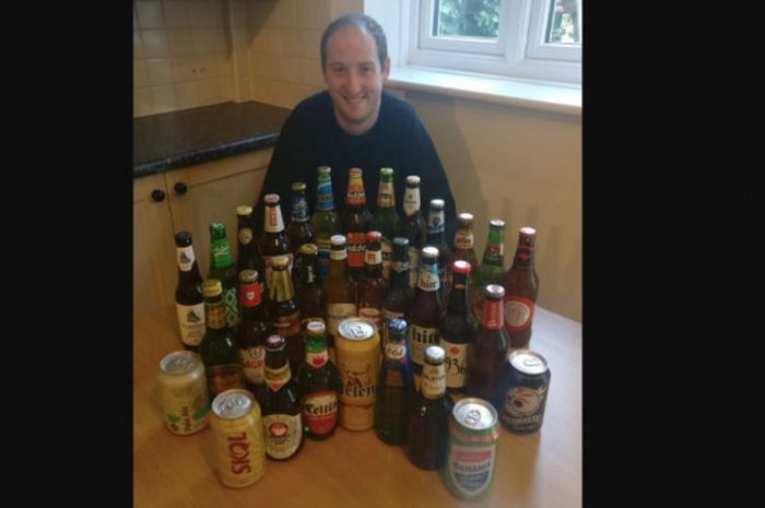 Seorang pria bernama Gus Hully berusaha mengumpulkan 32 bir dari negara konstestan Piala Dunia 2018.