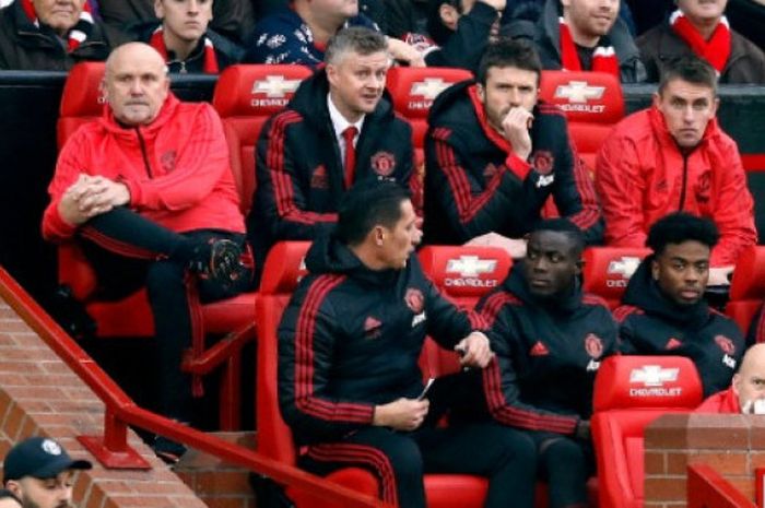 Pelatih Manchester United, Ole Gunnar Solskjaer, memilih kursi paling belakang saat berlaga di Stadion Old Trafford.