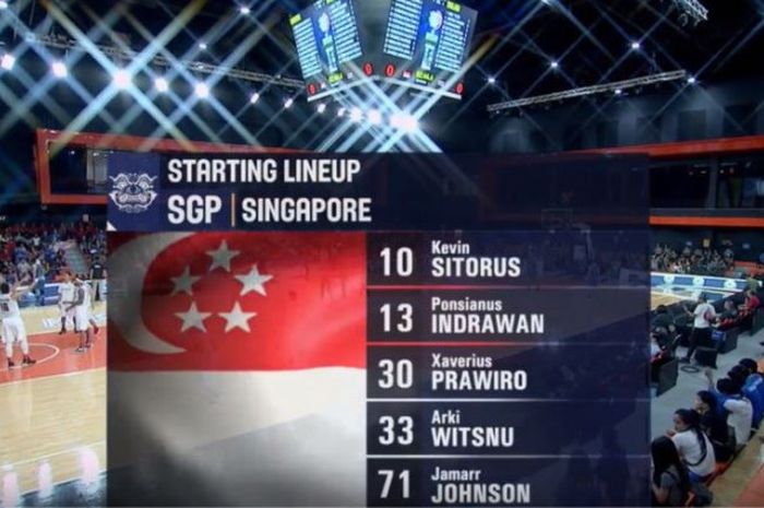 Bendera Singapura muncul pada starting line-up timnas Indonesia melawan Thailand pada pertandingan Pra-Kualifikasi FIBA Asia Cup 2021, Jumat (30/6/2018)