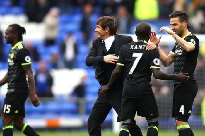 Ekspresi kebahagiaan Manajer Chelsea, Antonio Conte, setelah mengalahkan Everton 3-0 di Goodison Park, Minggu (30/4/2017)