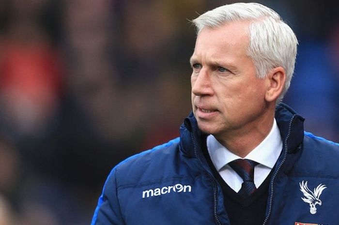 Ekspresi manajer Crystal Palace, Alan Pardew, saat menyaksikan timnya bertanding menghadapi Manchester City dalam laga Premier League 2016-2017 di Stadion Selhurst Park, London, Inggris, pada Sabtu (19/11 2016).