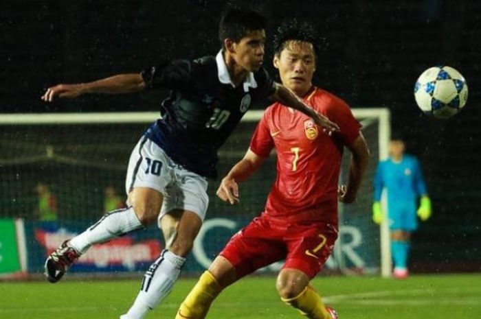 Penyerang lubang timnas U-22 Kamboja, In Sodavid (kiri) saat berhadapan dengan gelandang timnas U-22 China, Tang Shi pada laga Grup J Kualifikasi Piala Asia U-23 2018 di Stadion Olimpiade, Phnom Penh, 19 Juli 2017. 